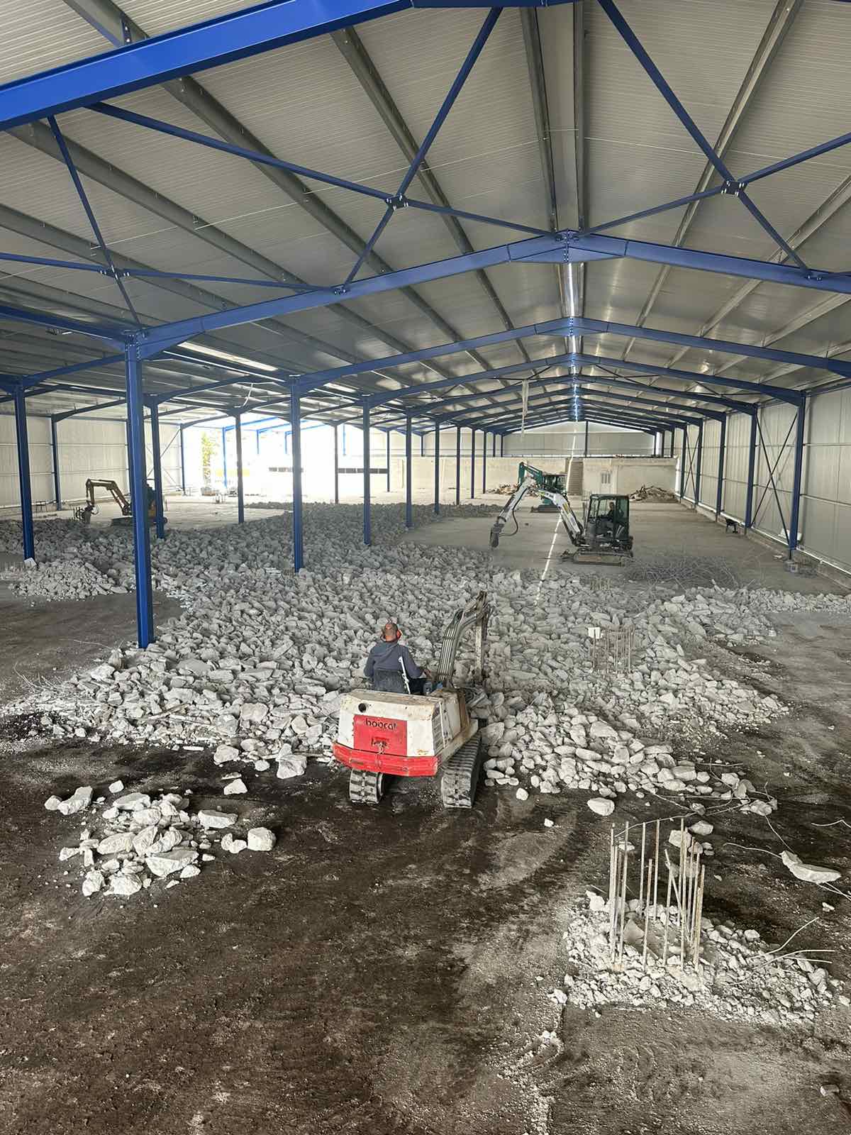 Κατεδάφιση μικρού κτίσματος σε αυλή