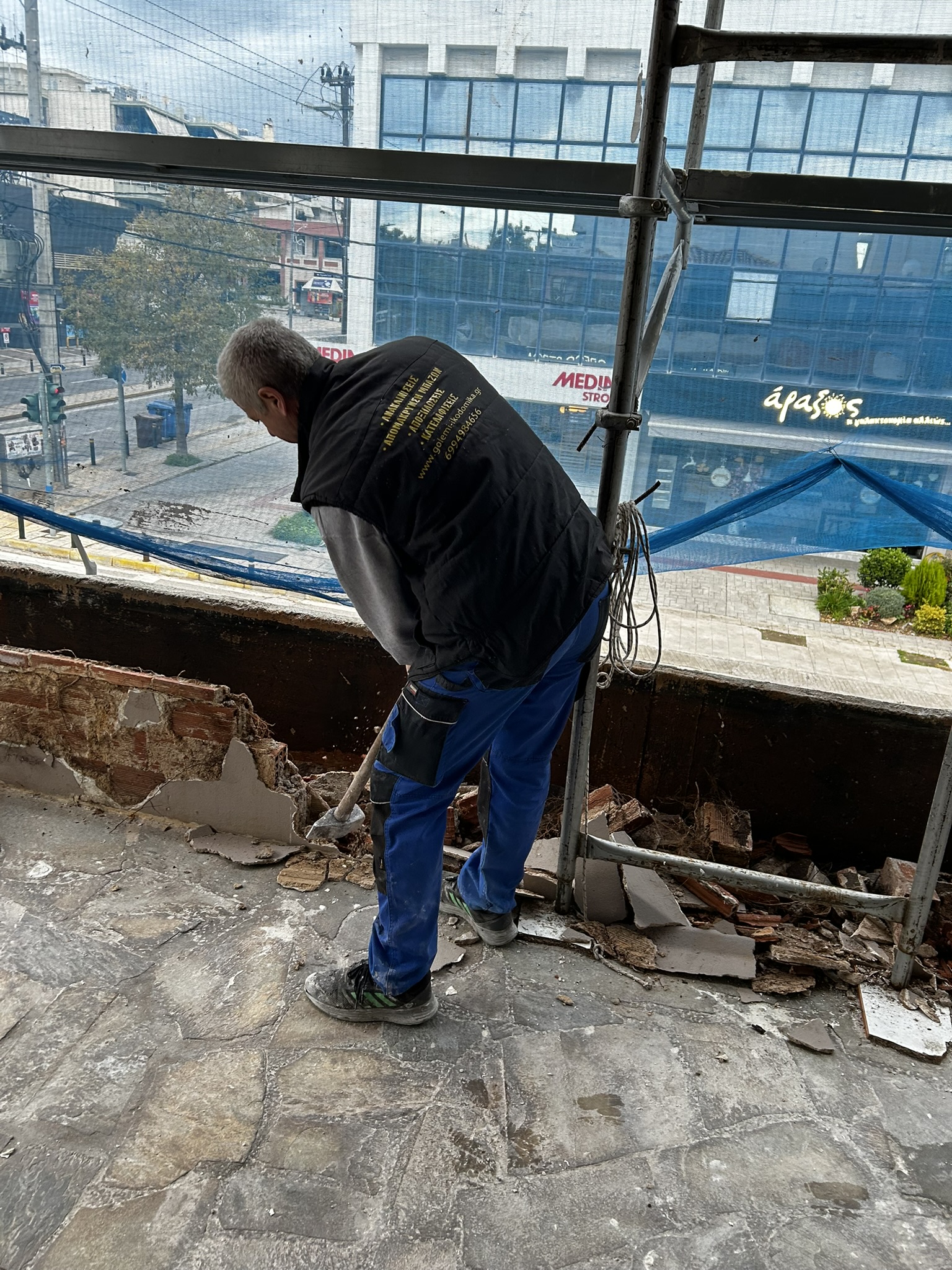 Εργασίες κατεδάφισης σε κτίριο